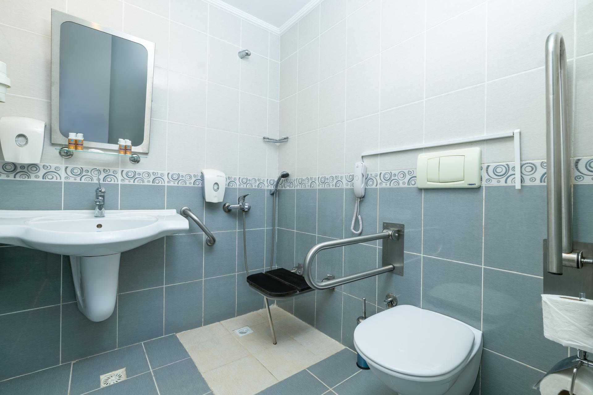 STANDARD LAND VIEW - HANDICAPPED ROOM